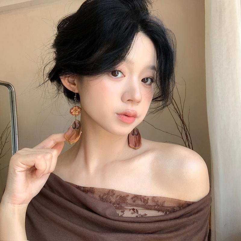 Elegant Retro Forest Style Eucalyptus Earrings: Unique Niche Design for Women