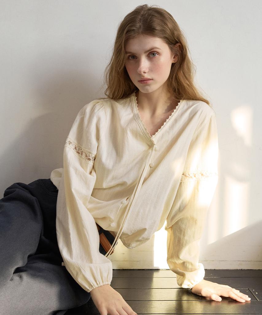 LETTER FROM MOON Garden Lace Banding Blouse ( Cream )