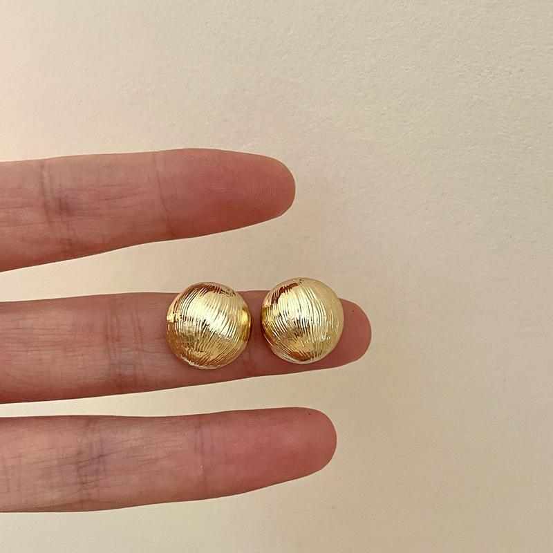 

Элегантные текстурированные металлические полукруглые серьги для женщин - уникальный, высококачественный дизайн в холодном стиле золотой