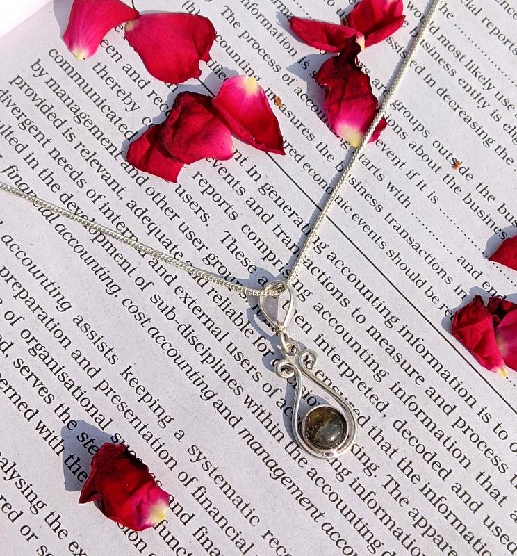 

Designer Labradorite Gemstone 925 Sterling Silver Plated Pendant синій