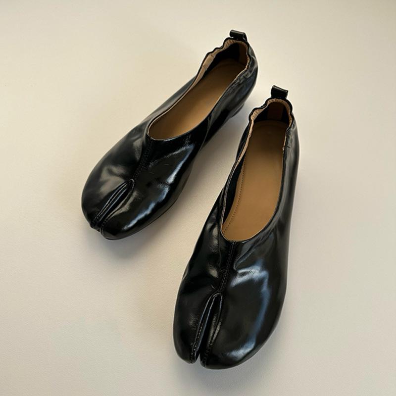 

2025 autumn Korean version of super ins retro pleated split-toed pig s trotters simple and versatile thick heel Doudou shoes single shoes women 40 чёрный