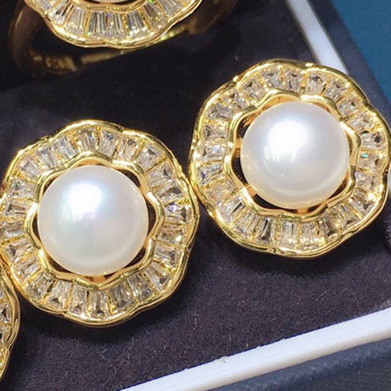Korean Style 18K Gold-Plated Freshwater Pearl Stud Earrings with Cubic Zirconia, 8-9mm, Versatile Fashion Accessory.
