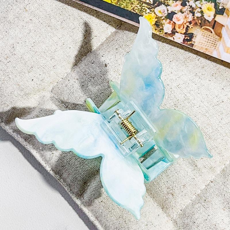 The Oval Hair Clip Exudes A High-end Feel. The Half-tied Shark Clip At The Back of The Head Is A Fashionable Hair Accessory