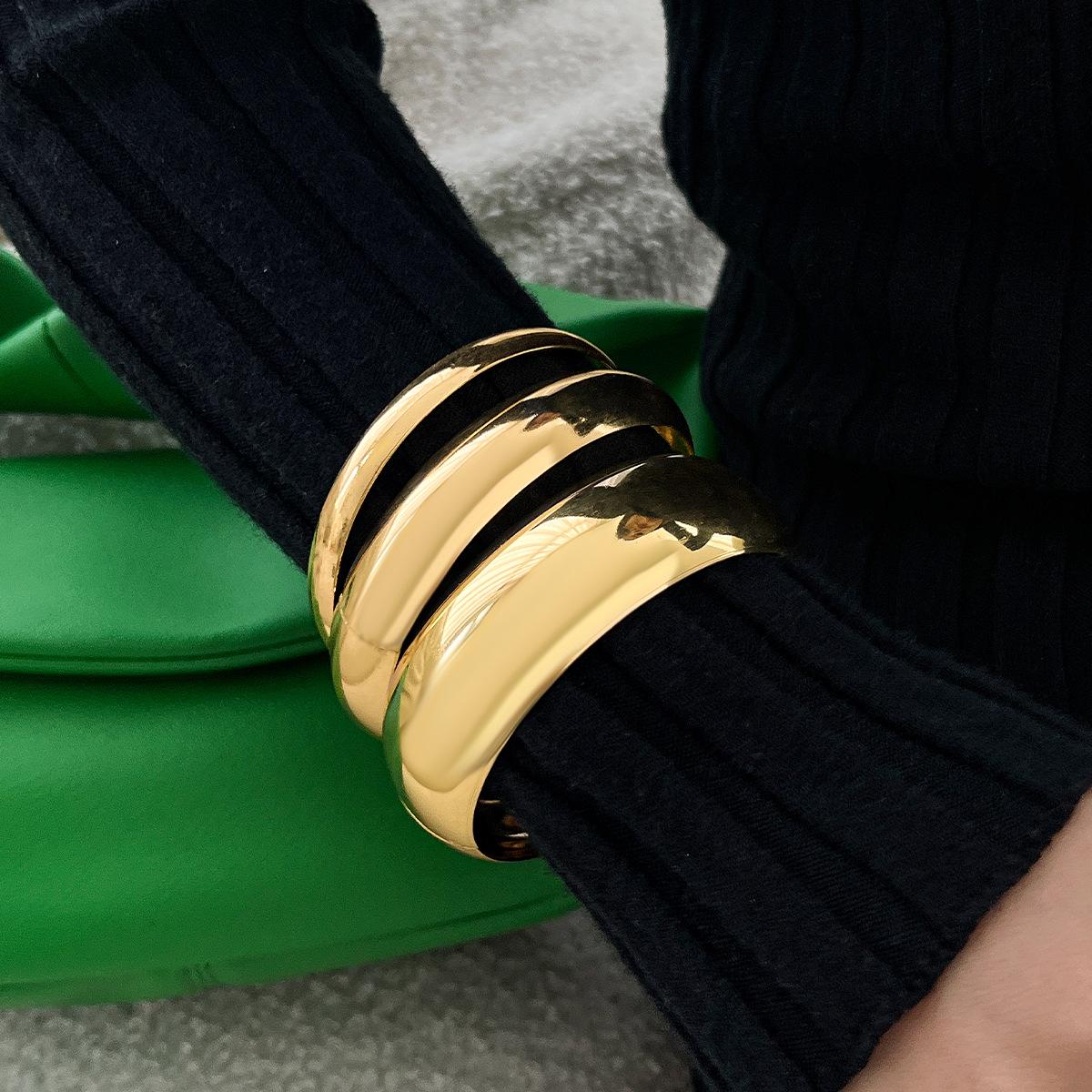 

Элегантный геометрический браслет Twist Metal