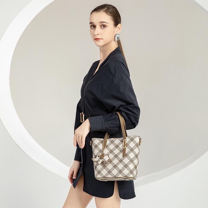 Fall/winter 2023 New Fashion One-shoulder Bucket Bag Women's High Sense Shopping Basket Portable Messenger Bag