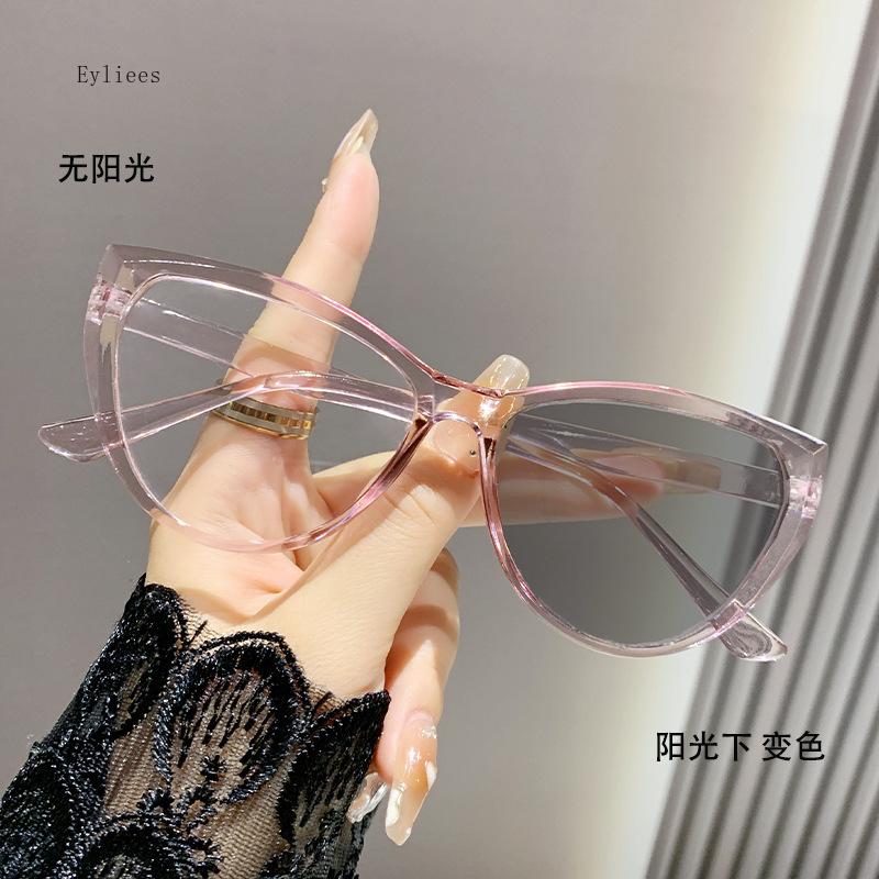 

Light Sensitive Color Changing Anti Blue Light Flat Lens Black and White Frame Cat Eye Myopia Eyeglasses Neutral Myopia Glasses -1.75