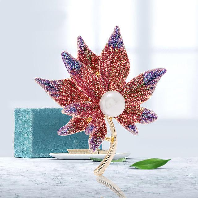 

Autumn Winter Chic Fashionable Classic Maple Leaf Brooches Plain Simple Elegant Dripping Corsage Coat Suit Accessories Souvenir GiftsFashion Jewelry красный