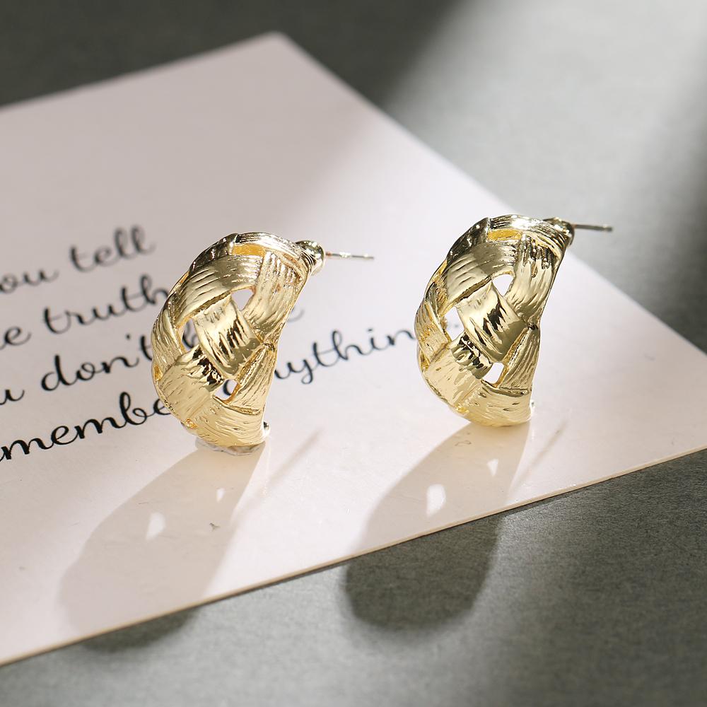 Boucles d'oreilles géométriques dorées creuses exagérées rétro créatives simples Personnalité féminine Boucles d'oreilles géométriques pour fille