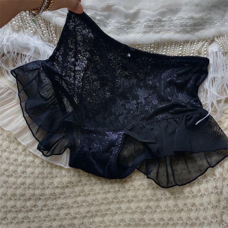 Średnio do wysoko stanowe, wygodne i seksowne majtki trójkątne z siateczki i koronki z falowanym brzegiem. Modna bielizna wysokiej klasy dla kobiet.