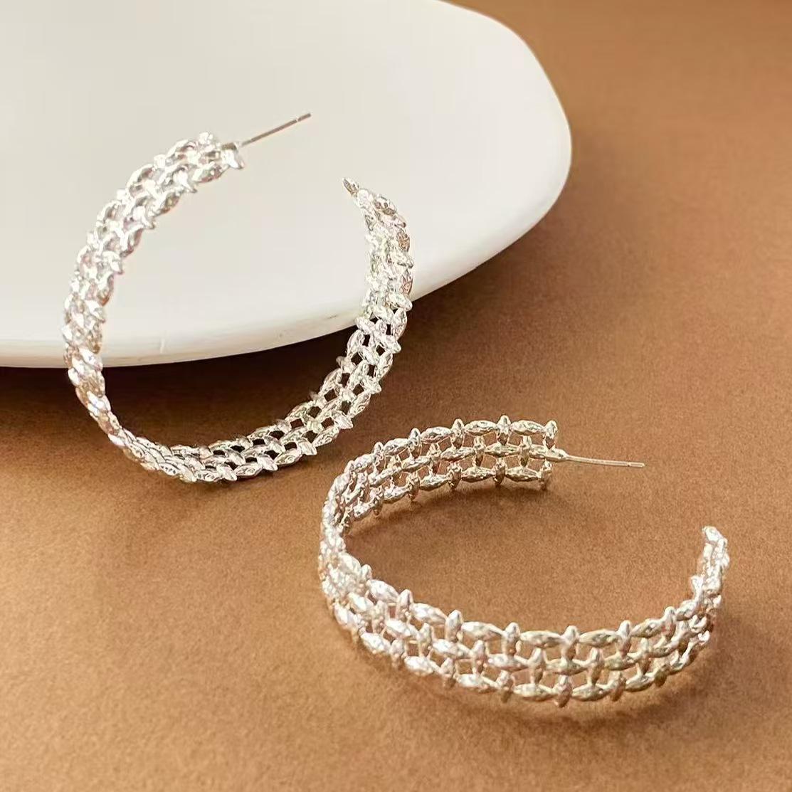 Серьги-клипсы в стиле блогера, плетеные в форме большого полого квадрата, - европейская и американская нишевая преувеличенная бижутерия для ушей для женщин