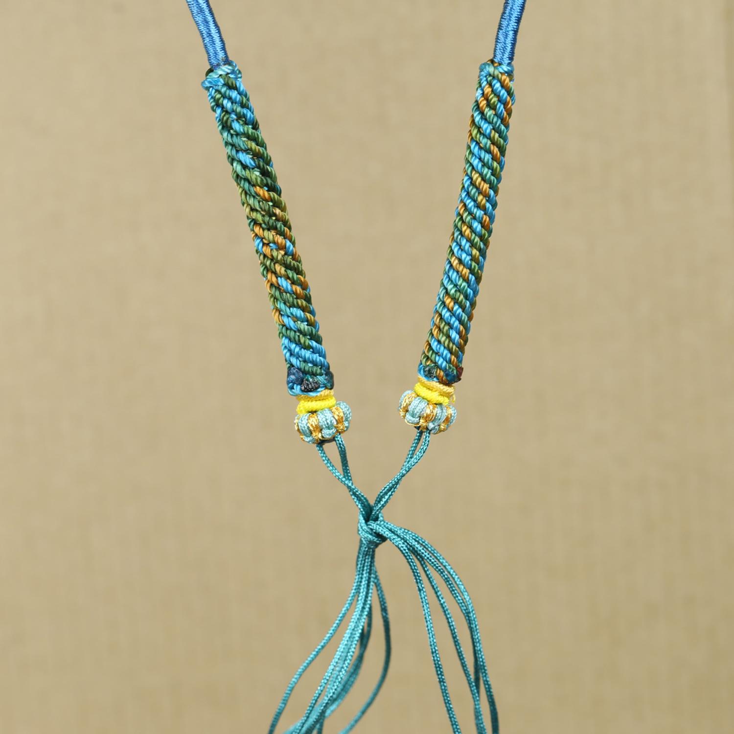 

Регулируемое колье-подвеска с плетеным вручную шнуром, с камнями жадеита, янтаря, наньхона и хотанского нефрита.