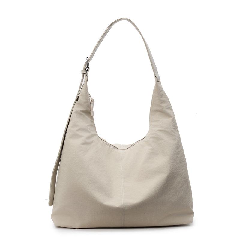 A Laid-back Large-capacity Casual and Fashionable Commuting Tote Bag with Shoulder Slant
