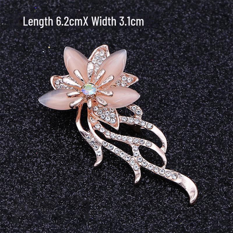 Módní brož s lukem: Kovové šperky s perlou a kamínkovou květinou