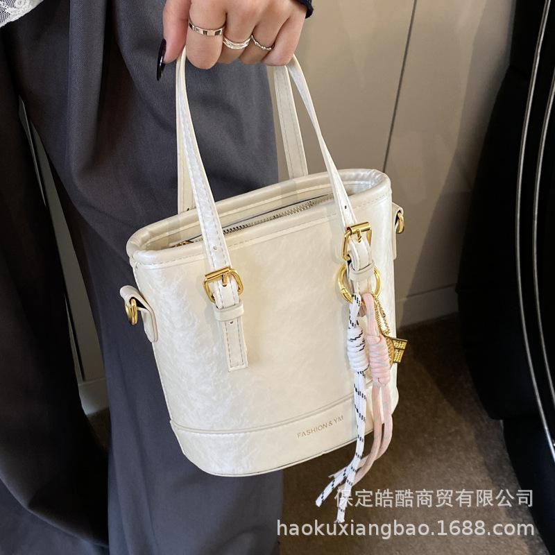 This year's popular small bag women's summer versatile 2025 new shoulder messenger bag casual portable bucket bag