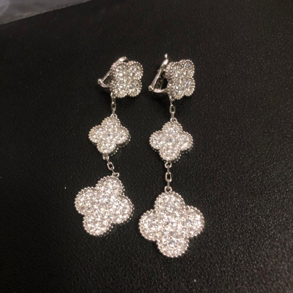 Boutique Drie Bloemen Maat Bloem Oorbellen Klavertje Vier Oorbellen Clip 18k Lichte Luxe Ins Design Mode Honderd met Oorbellen