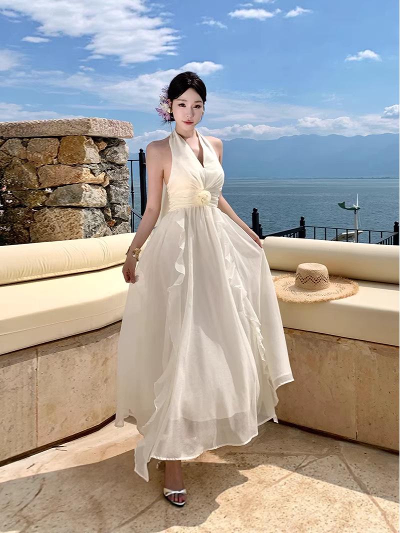 

Elegant Floral Vacation Dress: Sheer, Slimming Halter for Tall Figures Extra Large