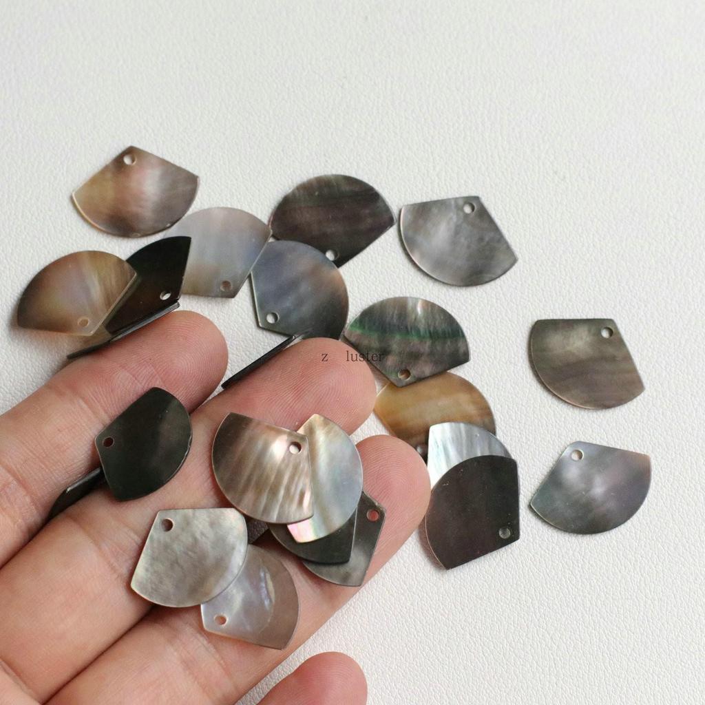 Ciondolo a forma di ventaglio in madreperla con bordo nero, 15x20mm, Accessorio per Gioielli Fai da Te Fatto a Mano