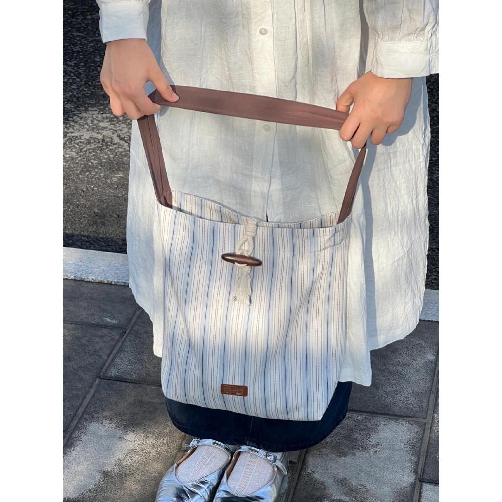 Полосатая вместительная сумка-тоут женская 2025 новая летняя сумка-ведро для commuters маленькая свежая и универсальная сумка через плечо тренд