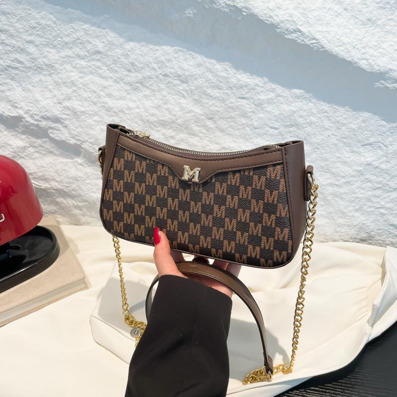 Super Fire Small Bag Women's 2025 New Trendy European and American Simple Letter Shoulder Bag Texture Commuter Small Square Bag Niche