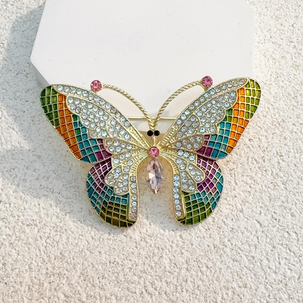 

Элегантная брошь-бабочка — универсальное ювелирное изделие из сплава с бриллиантовыми акцентами, идеально подходит для корсажа одежды и аксессуаров, защищающих от воздействия внешней среды