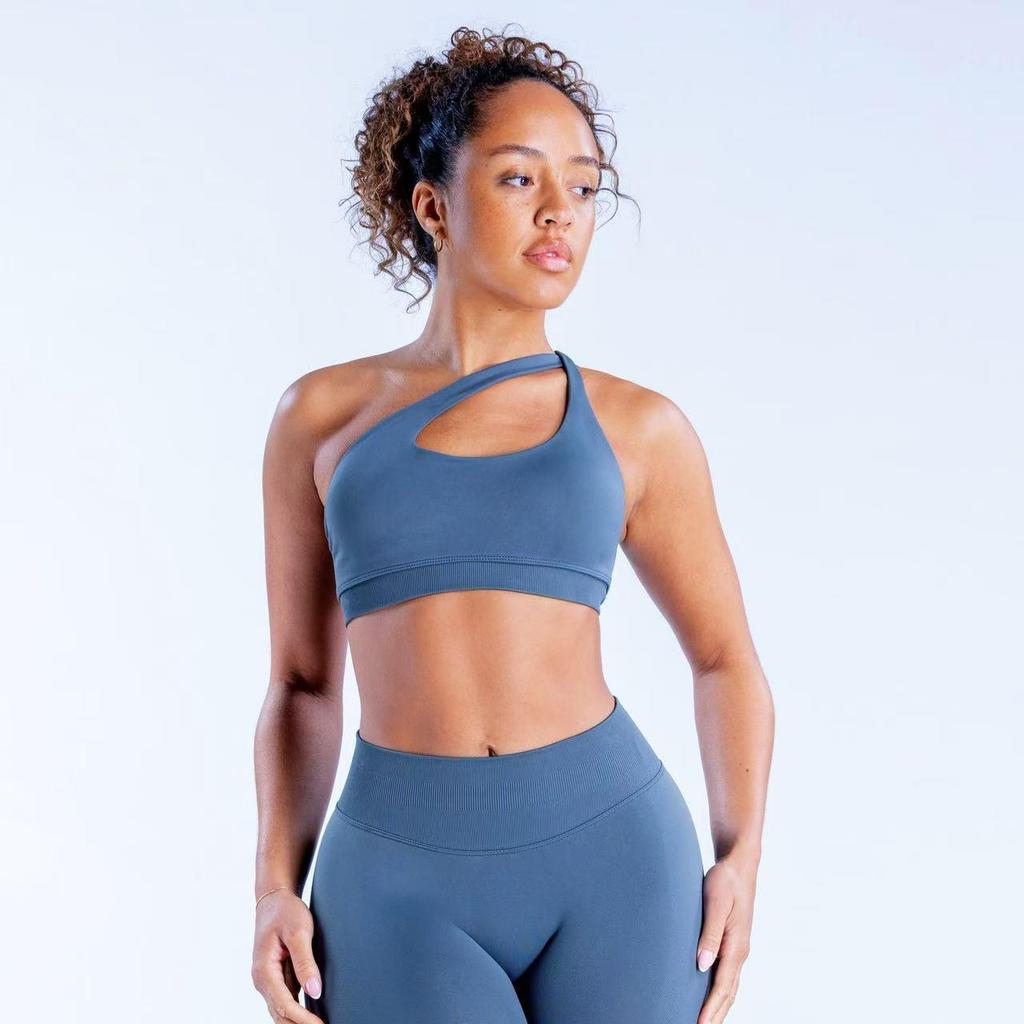 Dfyne Impact Sports Bra: No-label Design with Chest Pads, Showcasing Chest and Back. Perfect for Yoga! Model 1615.