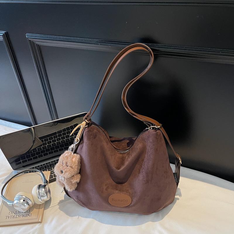 

Autumn and winter retro matte tote bag women s large-capacity commuter shoulder backpack multi-functional niche versatile backpack Without pendant темно-коричневого кольору