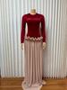 Elegantes Abendkleid mit hohem Bund, langen Ärmeln, Spitze und plissiertem Rüschenrock