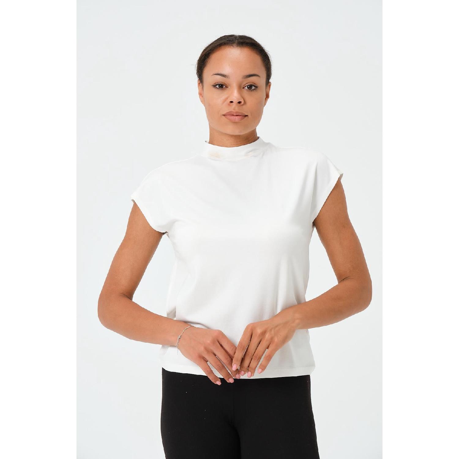 

P-004932 — Женская трикотажная футболка с коротким рукавом и высоким воротником — белая XS белый