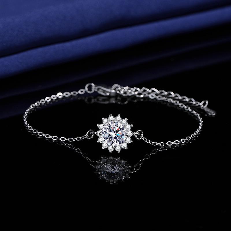 Hot-Selling Four-Leaf Clover Moissanite Bracelet for Women – Versatile, Elegant, & Perfect Gift