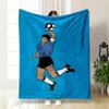 Eine Person springt in einem blauen Outfit und hält einen schwarz-weißen Fußball. Decke für alle Jahreszeiten Mittagspause Überwurf Geschenk