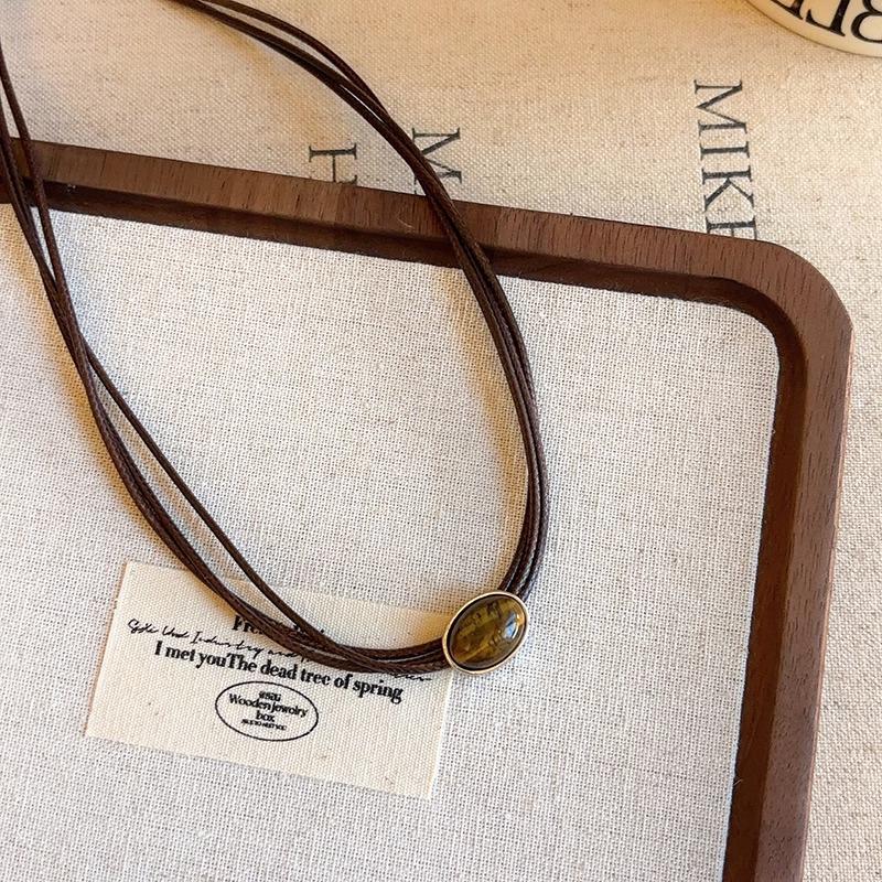 Women's Leather Tiger Eye Layered Necklace - Retro Double-Layer Choker Accessory with High-End Luxury Clavicle Chain.