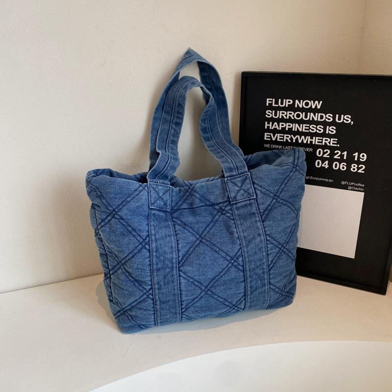 

Retro large-capacity underarm bag women s 2025 new fashion denim tote bag simple shoulder commuter bag темно-синього кольору