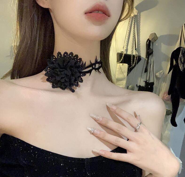 

Punk Chokers Necklaces for Women Thorny Rose Neckband Collar Big Flower Pendant Summer Choker Club Party Sexy