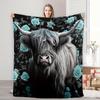 Hochlandrind Blumen-Decke Schwarzer Hintergrund Blaue Rosen Weicher Fleece-Überwurf Bettbezug Einzigartige Tierkunst Heimdekoration Geschenkidee