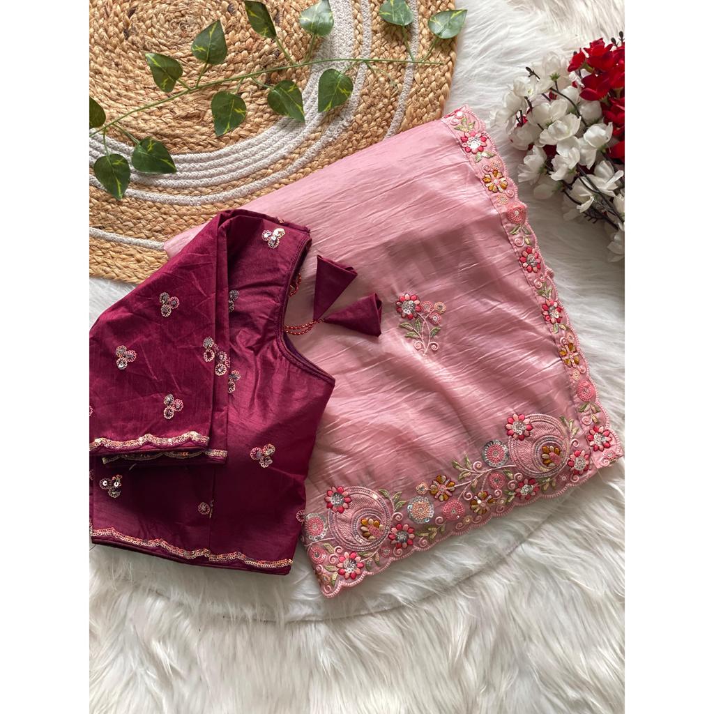 Prémiová zlatá mačkaná látka s vícevláknovou flitrovou prací na pallu a lemem s obloukovým střihem sárí