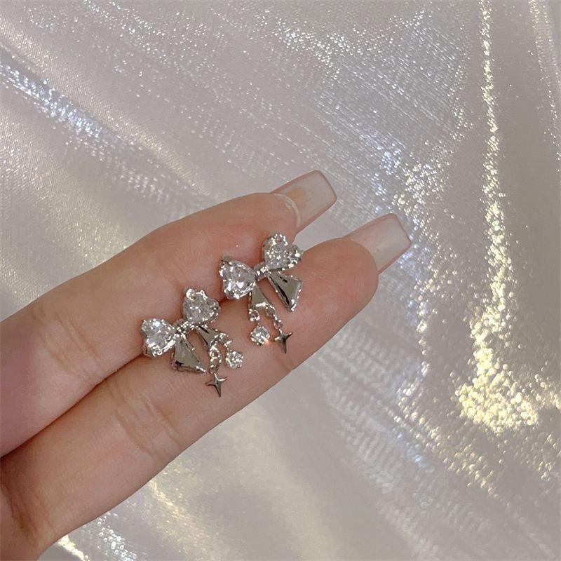 Star bow, zircon ear clips, female niche design, fashionable earrings, temperament, versatile, no ear piercings, mosquito coil disc, ear clips.