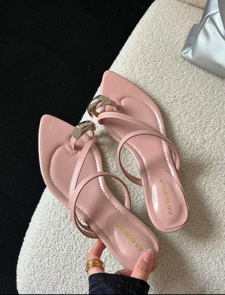 Fashion Shoes Womens Slippers Outdoor Slides Rivet Pointed Toe On A Wedge Pantofle Rubber Flip Flops 2025 Hawaiian Elegant Scandals