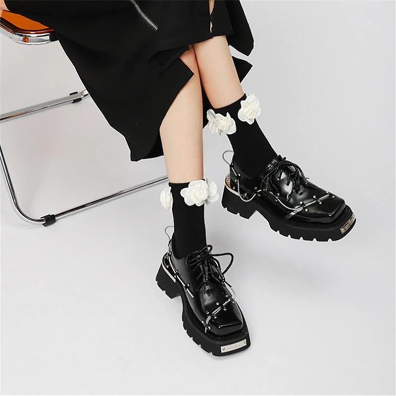2025 Neue Retro Metall Deko Damen Derby Schuhe Dicke Sohle Lederschuhe Lässige Slipper Schwarz Schnürer Plateau Flats