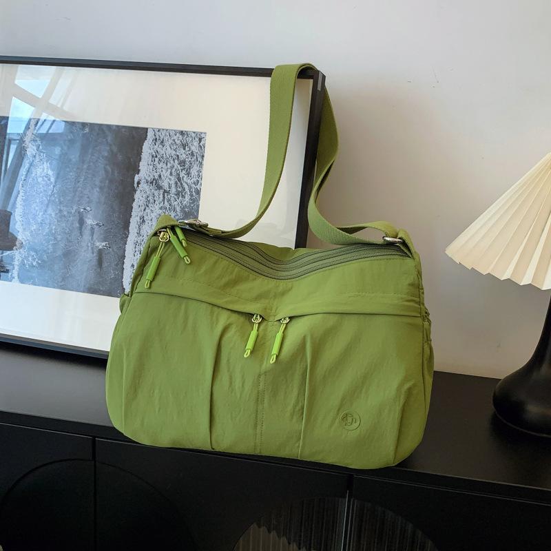 

Large capacity shoulder bag women s new casual messenger bag versatile pleated college student class tote bag зелёный