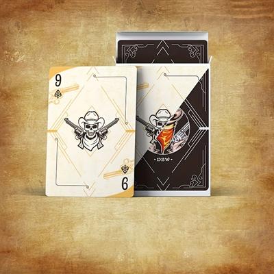 1 Kartenspiel und 50 Stück runde Spielrequisiten. Spielkarten mit Wüsten-Cowboy-Muster, schwarze Rückseite, gelber Kern.
