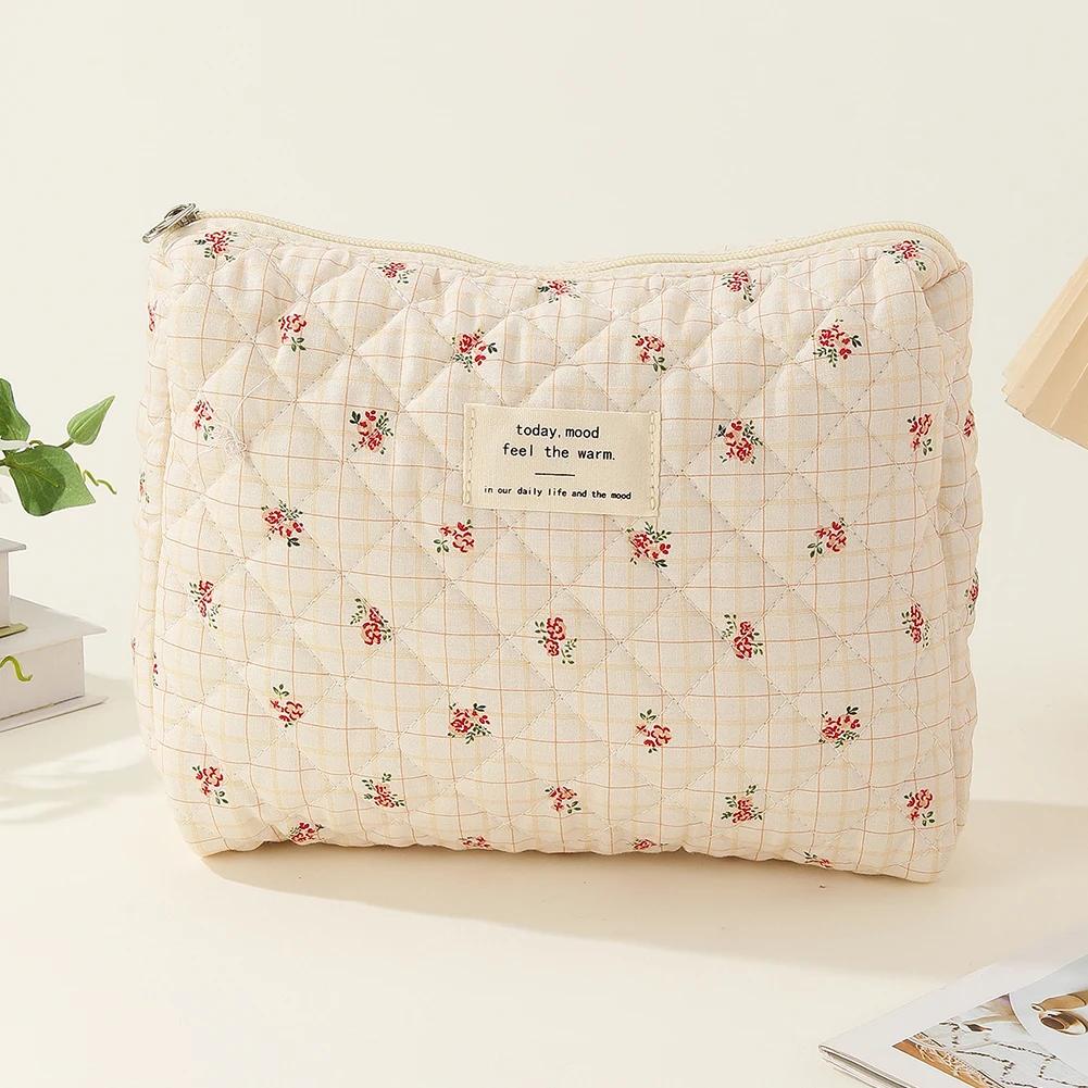 Women Quilted Makeup Bag Printed Cotton Quilted Cosmetic Pouch Large Capacity Zipper Closure Girls Daily Use Clutch