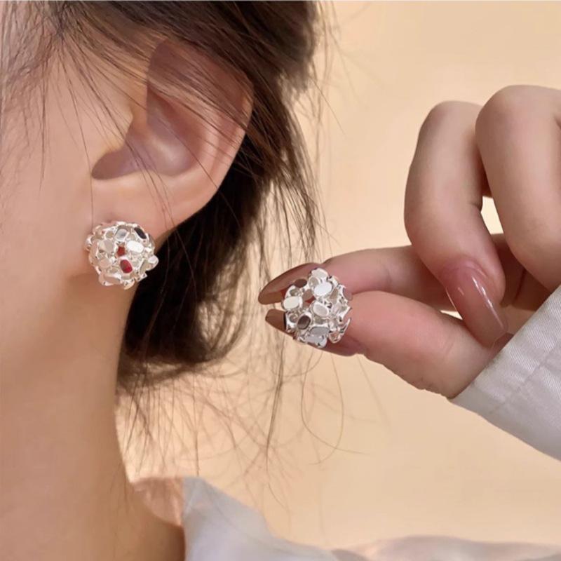 Gold Woven Ball Stud Earrings: Luxurious, Fashionable, Simple, and Versatile Design