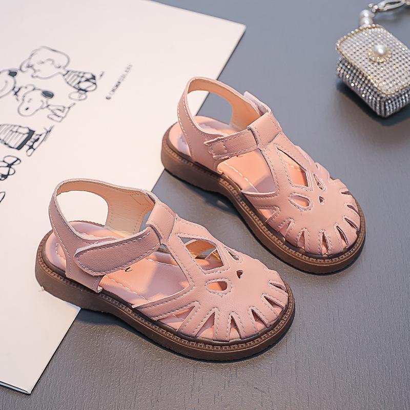 

Летние сандалии принцессы для девочек 2025 года с вырезами, Т-образным ремешком и полыми деталями, детские сандалии для девочек, мягкие, милые, классические, высококачественные, с закрытым носком 32