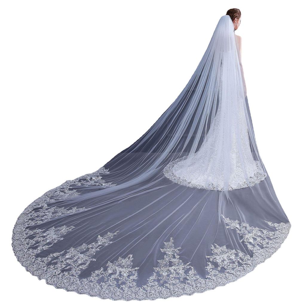 Rochie de mireasă rafinată din dantelă cu trenă de 3 metri și paiete