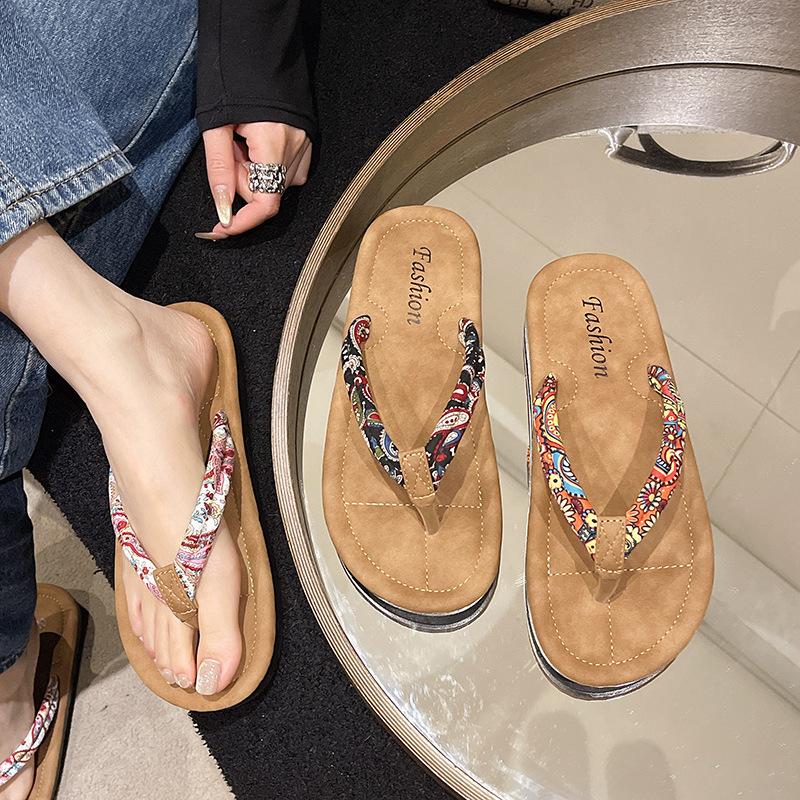 2025 Seaside Vacation Wear Women's Summer Small Floral New Flat-bottomed Flip-flops Shoes Non-slip Beach Sandals
