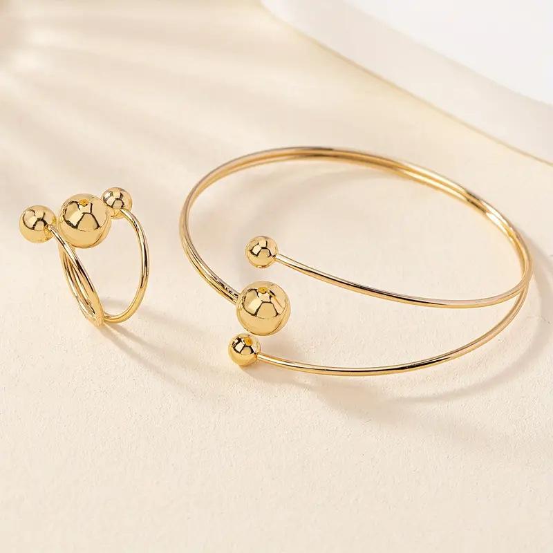 

Набор многослойных браслетов и колец из золота и серебра: Элегантные женские украшения для запястья и пальцев