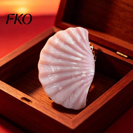 Shiny Shell Design Hair Clip Strong Grip Claw, Pearlescent Gradient Clip, Gentle Hold Lightweight Portable Accessories for Daily Wear