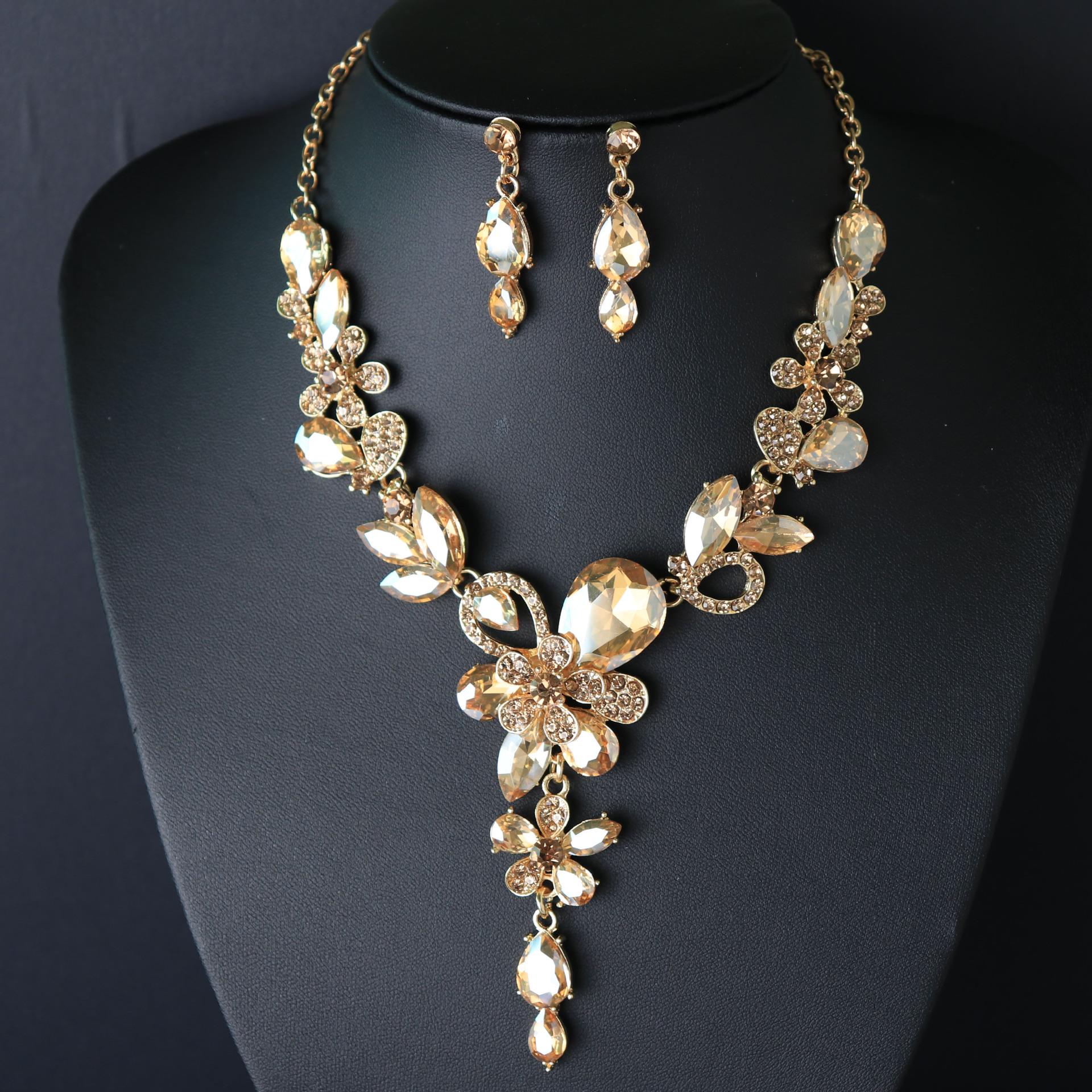 

Продукт Набір сережок Ланцюжок Кришталеве скло зі сплаву з двох частин Аксесуари для сукні Жіноче намисто темно-коричневого кольору