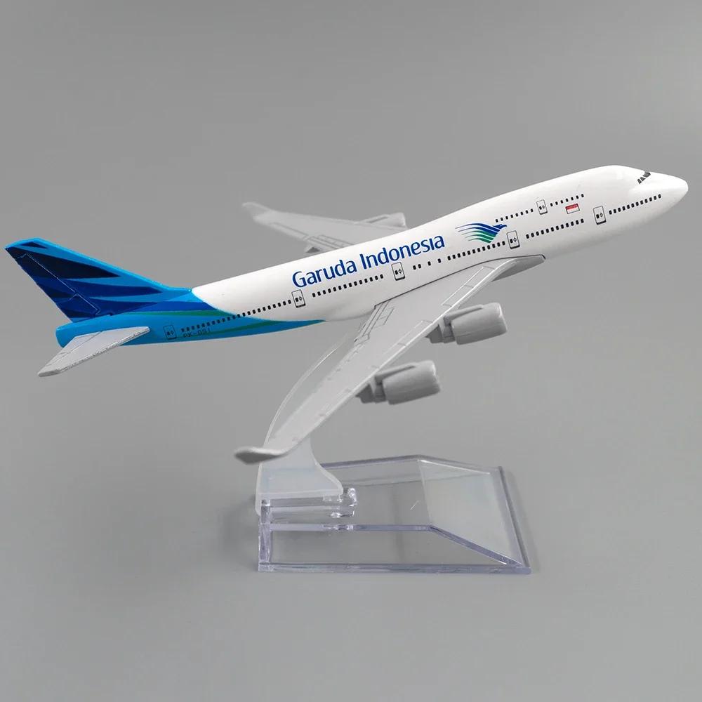 

Самолет масштаба 1/400 с подставкой Боинг 747 Авиалинии Garuda Indonesia 16см Сплав Модель самолета Модель Украшение дома Подарок для