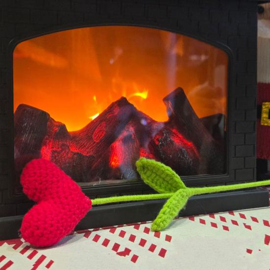 Virkat Hjärta Pinnar Handgjord Stickad Röd Hjärta Bukett med Gröna Blad Alla Hjärtans Dag Vasfyllning för Bordscenterpiece Heminredning